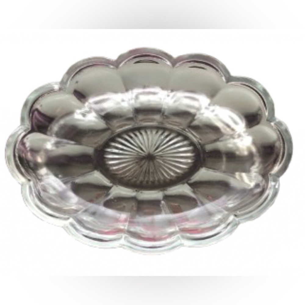 CLEAR GLASS SCALLOPED SERVING DISH • 9” x 7” x 1.5”